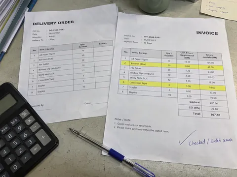 Supplier invoice and delivery order on a desk, ready to check.